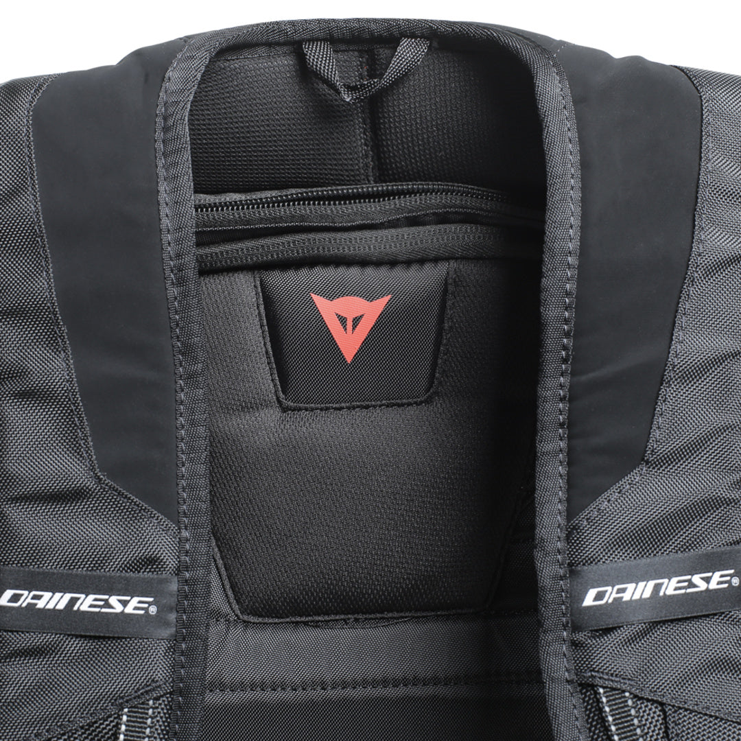 Dainese D-MACH Rucksack Schwarz mit roten Details - Starr und aerodynamisch